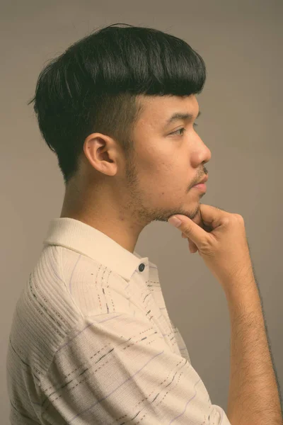 Retrato de joven asiático sobre fondo gris —  Fotos de Stock