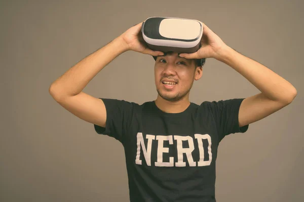 Jovem ásia nerd homem usando virtual realidade headset — Fotografia de Stock