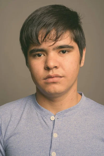 Młody Azji nastolatek chłopiec noszenie niebieski koszula na szary tło — Zdjęcie stockowe