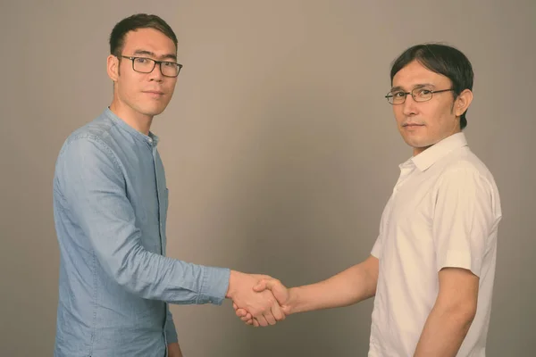 아시아의 젊은 사업가 두 명 이하얀 배경에 안경을 쓰고 있다 — 스톡 사진