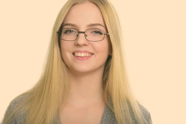 Close-up van jong gelukkig zakenvrouw glimlachen terwijl het dragen van bril — Stockfoto