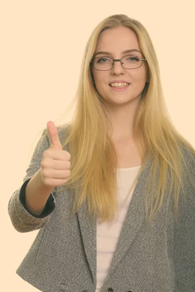 Estúdio tiro de jovem mulher de negócios feliz sorrindo enquanto dando o polegar para cima — Fotografia de Stock