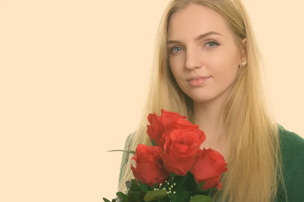 붉은 장미를 들고 발렌티나의 날을 맞을 준비를 하고 있는 젊고 아름다운 십 대 소녀의 모습을 클로즈업 — 스톡 사진