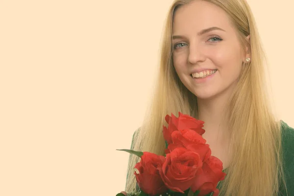 발렌틴 데이를 위해 붉은 장미를 들고 미소짓고 있는 행복 한 십 대 소녀의 모습을 클로즈업 — 스톡 사진