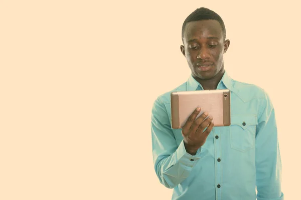 Στιγμιότυπο του νεαρού μαύρου Αφρικανού με ψηφιακό tablet — Φωτογραφία Αρχείου