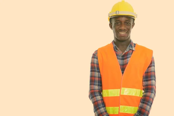 Estudio disparo de joven feliz negro africano trabajador de la construcción sonriendo —  Fotos de Stock