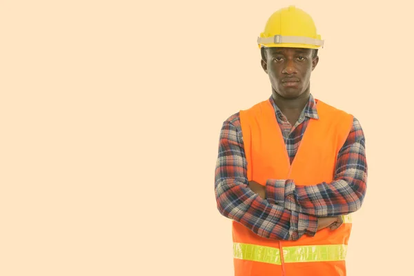 腕を組んで若い黒人アフリカ人建設労働者のスタジオショットが交差 — ストック写真
