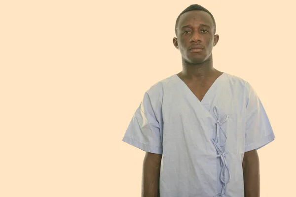 Studio bild av ung svart afrikansk man patient — Stockfoto