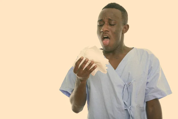 Estudio de un joven negro africano paciente tosiendo en los tejidos — Foto de Stock