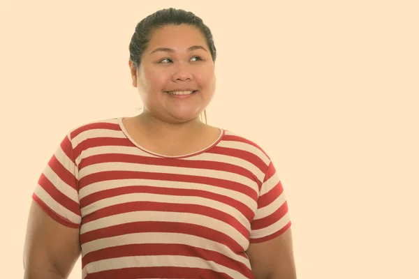 Estúdio tiro de jovem feliz gordura asiática mulher sorrindo e pensando — Fotografia de Stock