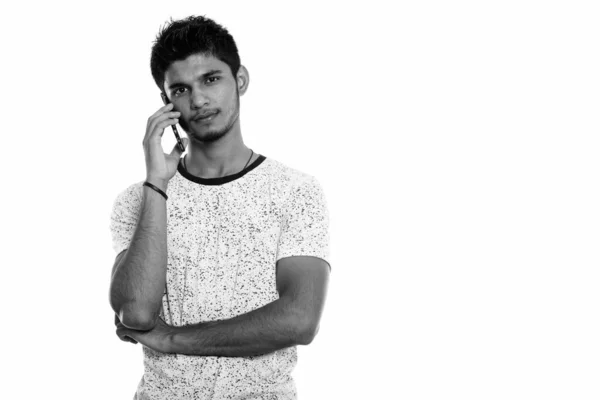 Studio shot di giovane bell'uomo indiano che parla sul cellulare — Foto Stock
