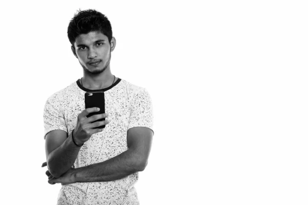 演播室拍摄年轻英俊的印度男子拿着手机 — 图库照片