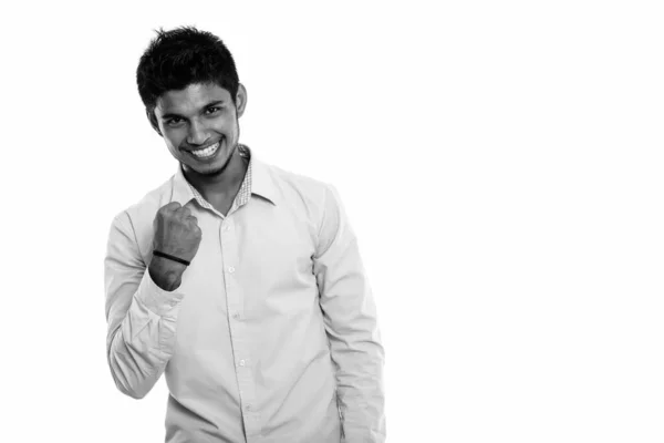 Studio skott av ung glad indisk man ler samtidigt ser motiverad — Stockfoto