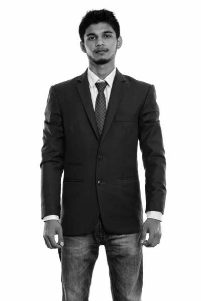 Studio záběr mladý hezký indický podnikatel stojící — Stock fotografie