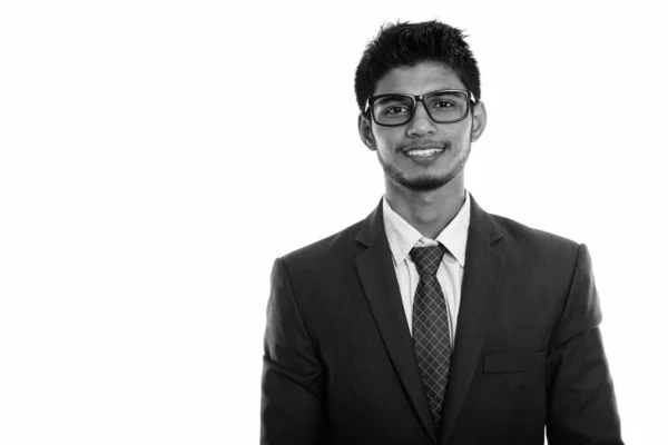 Estúdio tiro de jovem empresário indiano feliz sorrindo enquanto vestindo óculos — Fotografia de Stock