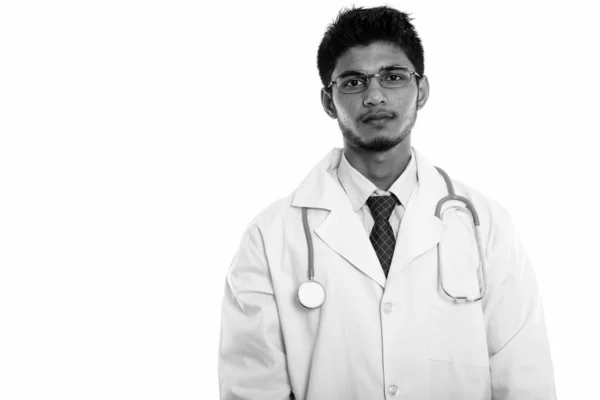 Studio plan de jeune homme indien beau médecin — Photo