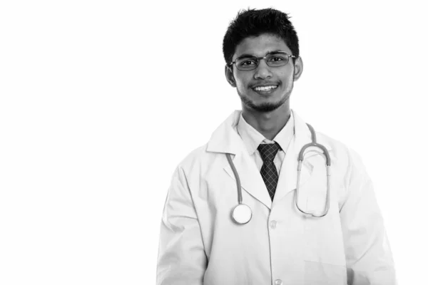 Estúdio tiro de jovem feliz indiano homem médico sorrindo — Fotografia de Stock