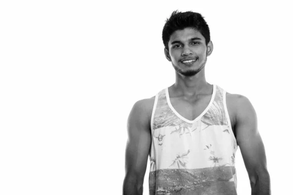 Estúdio tiro de jovem feliz indiano homem sorrindo — Fotografia de Stock