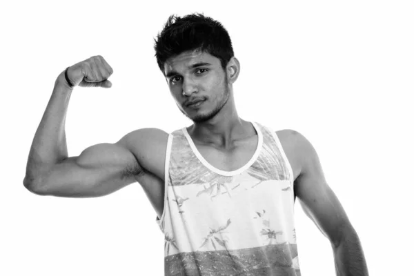 Estúdio tiro de jovem bonito indiano homem flexionando o braço — Fotografia de Stock