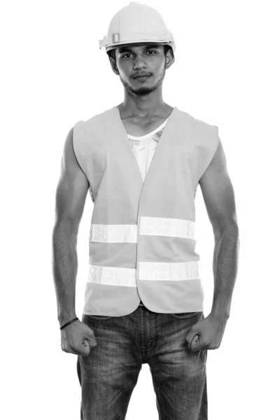 Studio plan de jeune homme indien beau travailleur de la construction debout — Photo