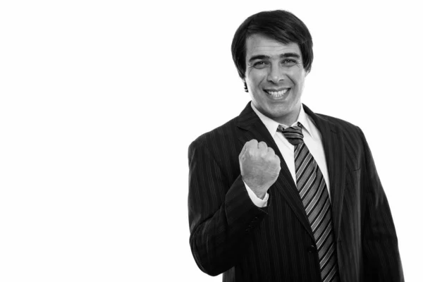 Estúdio tiro de jovem feliz empresário persa sorrindo enquanto parece motivado — Fotografia de Stock