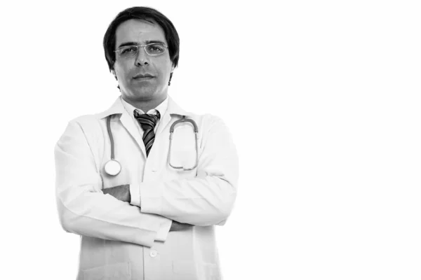 Studio colpo di giovane persiano uomo medico indossare occhiali con le braccia incrociate — Foto Stock