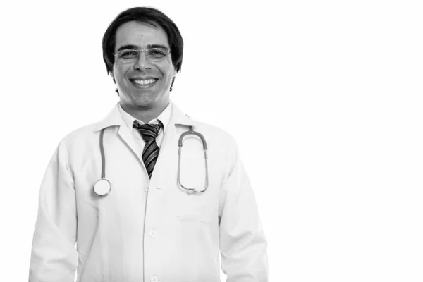 Studio colpo di giovane felice persiano uomo medico sorridente mentre indossa occhiali da vista — Foto Stock