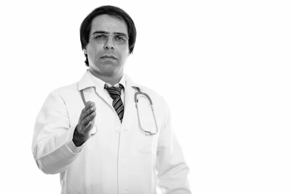 Studio zdjęcie młodego Persa mężczyzna lekarz daje uścisk dłoni — Zdjęcie stockowe