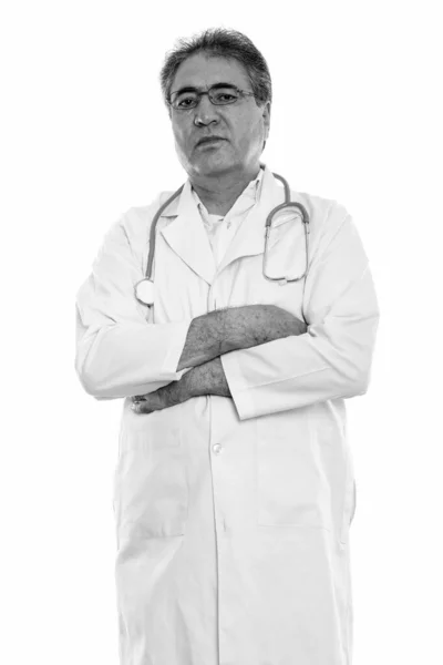 Studio ujęcie starszego lekarza perskiego stojącego z skrzyżowanymi ramionami — Zdjęcie stockowe