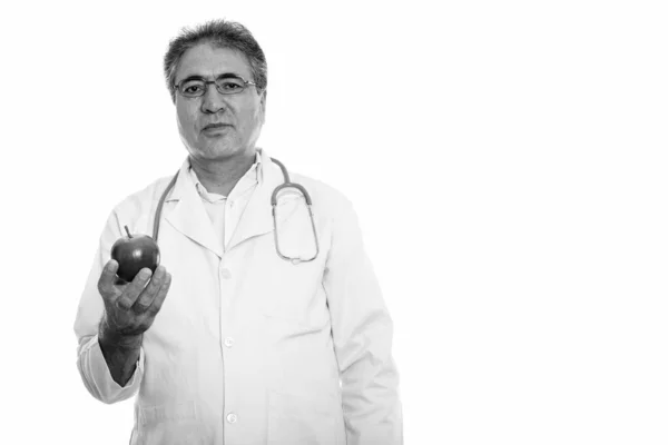 Prise de vue en studio d'un médecin persan tenant une pomme rouge — Photo