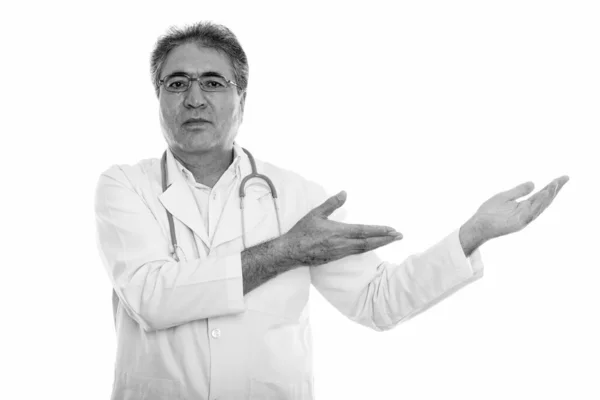Stúdió felvétel vezető perzsa férfi orvos mutat valamit — Stock Fotó