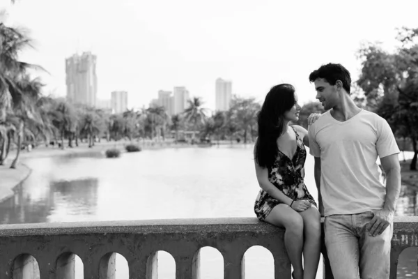 Jovem casal hispânico relaxando no parque juntos — Fotografia de Stock