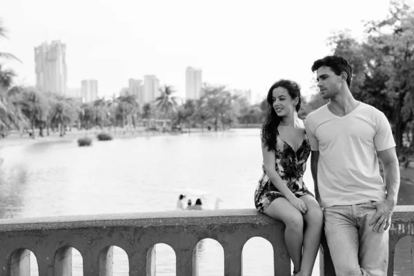 Giovane coppia ispanica rilassante nel parco insieme — Foto Stock