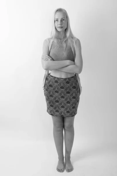 Студийный портрет красивой блондинки, снятый в черно-белом — стоковое фото