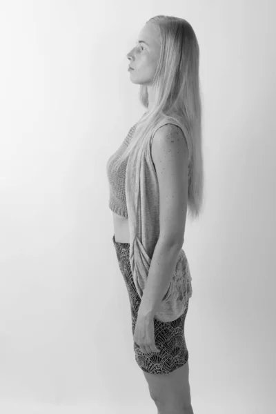 Studio porträtt av vacker blond kvinna skjuten i svart och vitt — Stockfoto