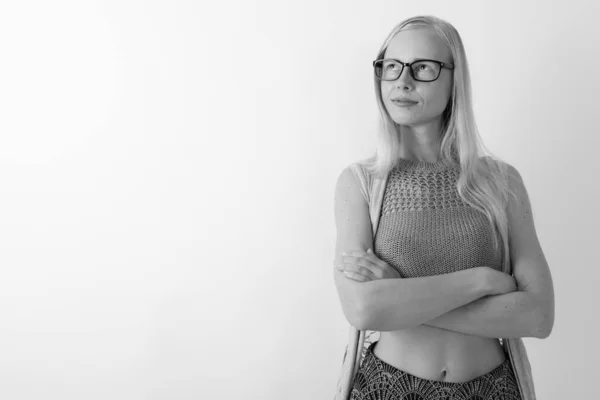 Studioporträt der schönen blonden Frau in Schwarz-Weiß aufgenommen — Stockfoto