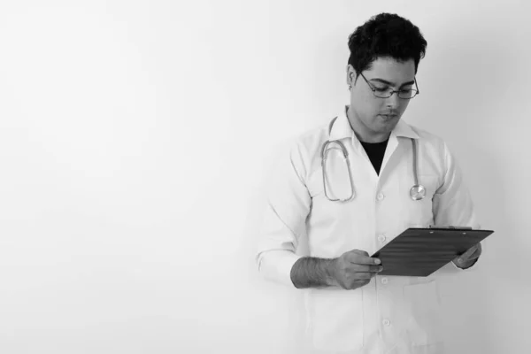 Beyaz arka planda gözlük takan yakışıklı İranlı doktor. — Stok fotoğraf
