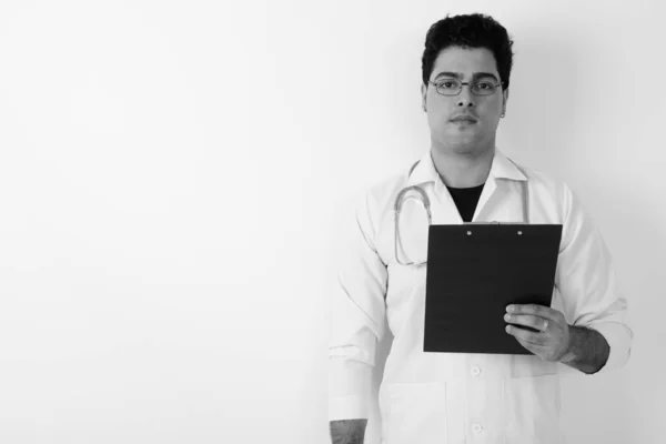 Молодой красивый персидский врач в очках на белом фоне — стоковое фото