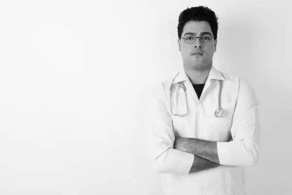 Jeune bel homme persan médecin portant des lunettes sur fond blanc — Photo