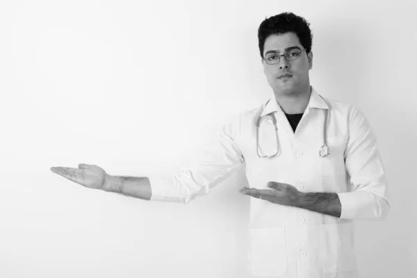 Fiatal jóképű perzsa férfi orvos visel szemüveg ellen fehér háttér — Stock Fotó