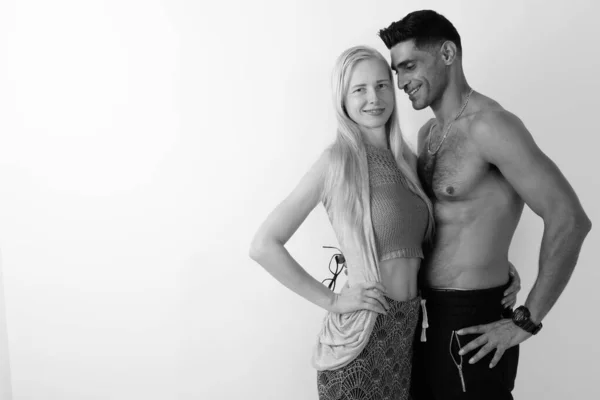 Joven musculoso persa hombre y hermosa mujer rubia juntos sobre fondo blanco —  Fotos de Stock