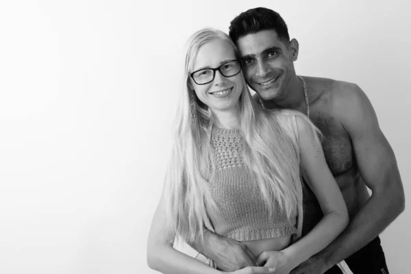 Jovem muscular persa homem e bela loira mulher juntos contra fundo branco — Fotografia de Stock
