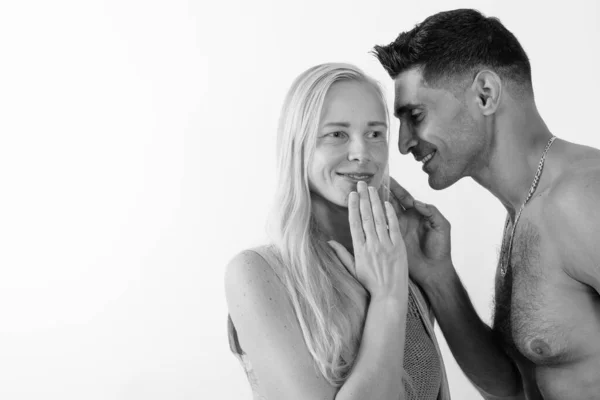 Jeune homme persan musclé et belle femme blonde ensemble sur fond blanc — Photo