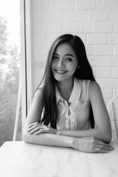 Joven hermosa mujer asiática sonriendo en la cafetería —  Fotos de Stock