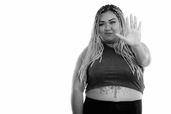 Studio skott av ung fet asiatisk kvinna med stop hand gest — Stockfoto