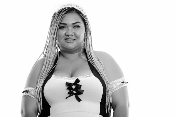 Щаслива азіатська прибиральниця посміхається в костюмі сексуальної покоївки — стокове фото
