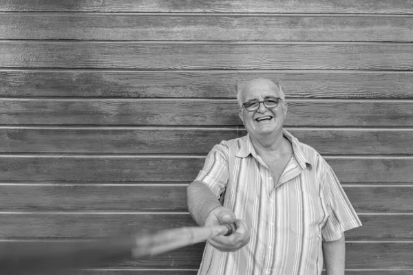 Hombre turístico senior con sobrepeso que explora la ciudad de Bangkok, Tailandia —  Fotos de Stock