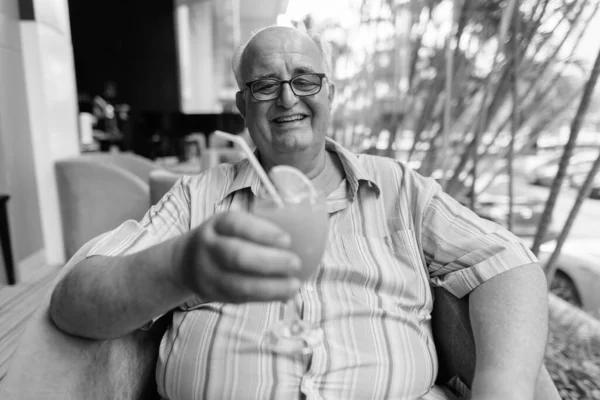 Hombre turístico senior con sobrepeso que explora la ciudad de Bangkok, Tailandia —  Fotos de Stock