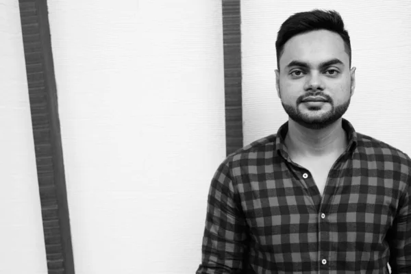 Junger bärtiger indischer Geschäftsmann in Schwarz-Weiß erschossen — Stockfoto