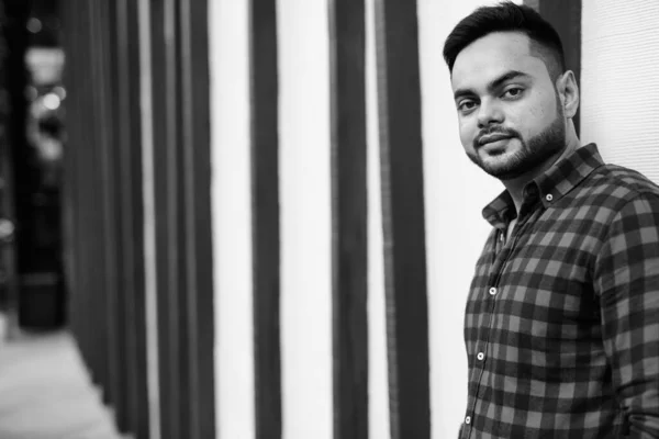 Junger bärtiger indischer Geschäftsmann in Schwarz-Weiß erschossen — Stockfoto